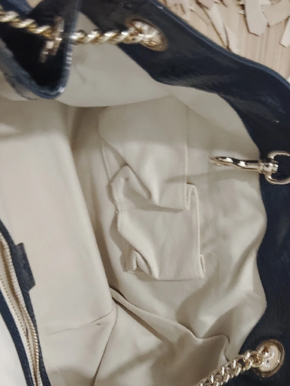 Pre- loved Gucci Patent Leather Chain Shoulder Bag in Navy. - Picture 11 of 12